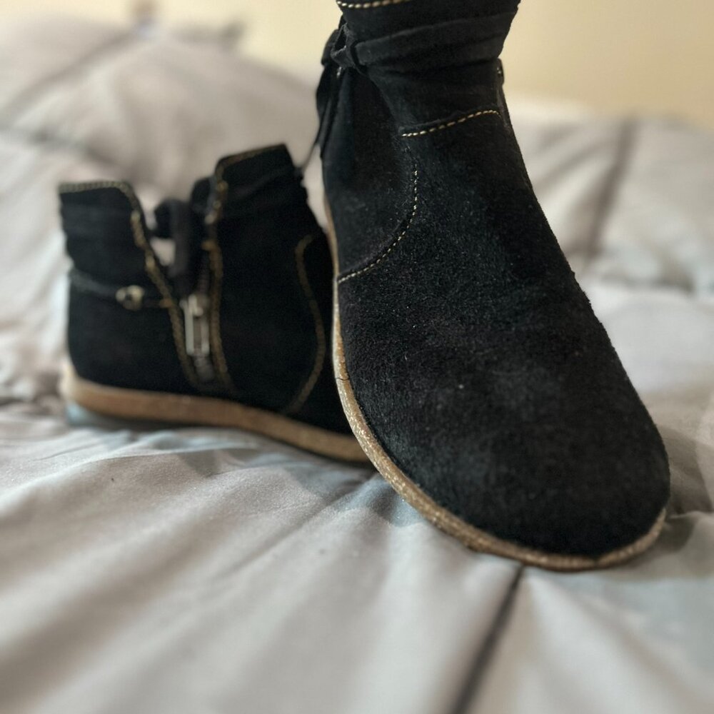 LIKE NEW-WITH TAGS- Born Thia Black Distressed Leather BOOTS- SZ 7M